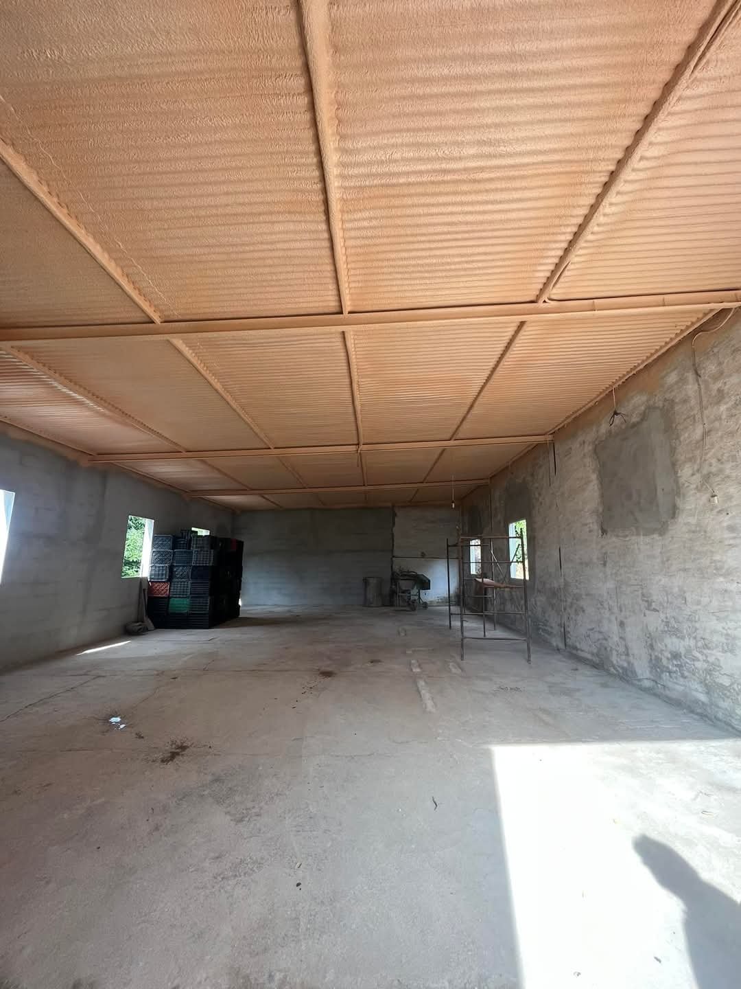 Interior de un edificio agrícola con aislamiento en la cubierta