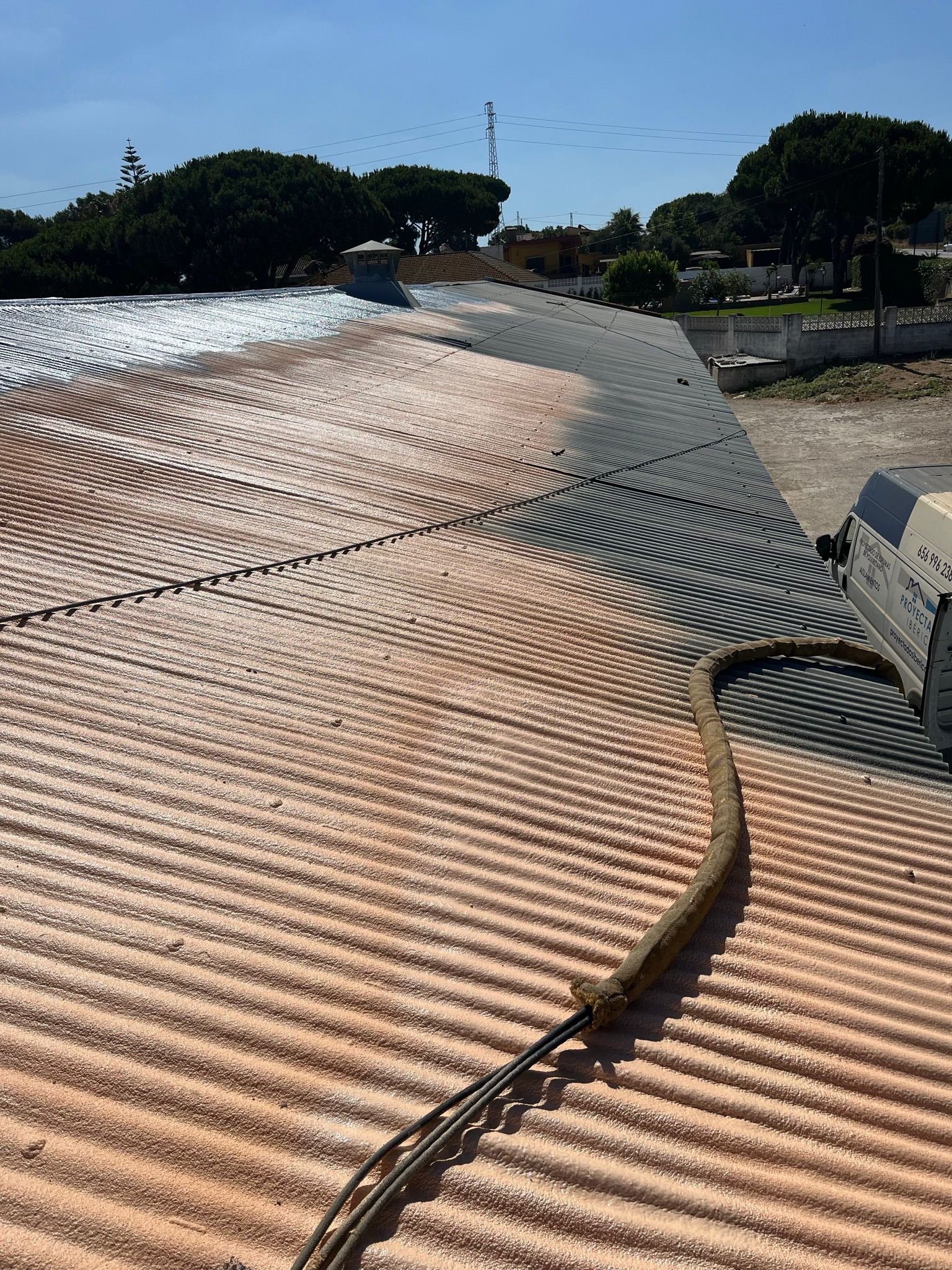 Isolation de toiture en mousse de polyuréthane projetée