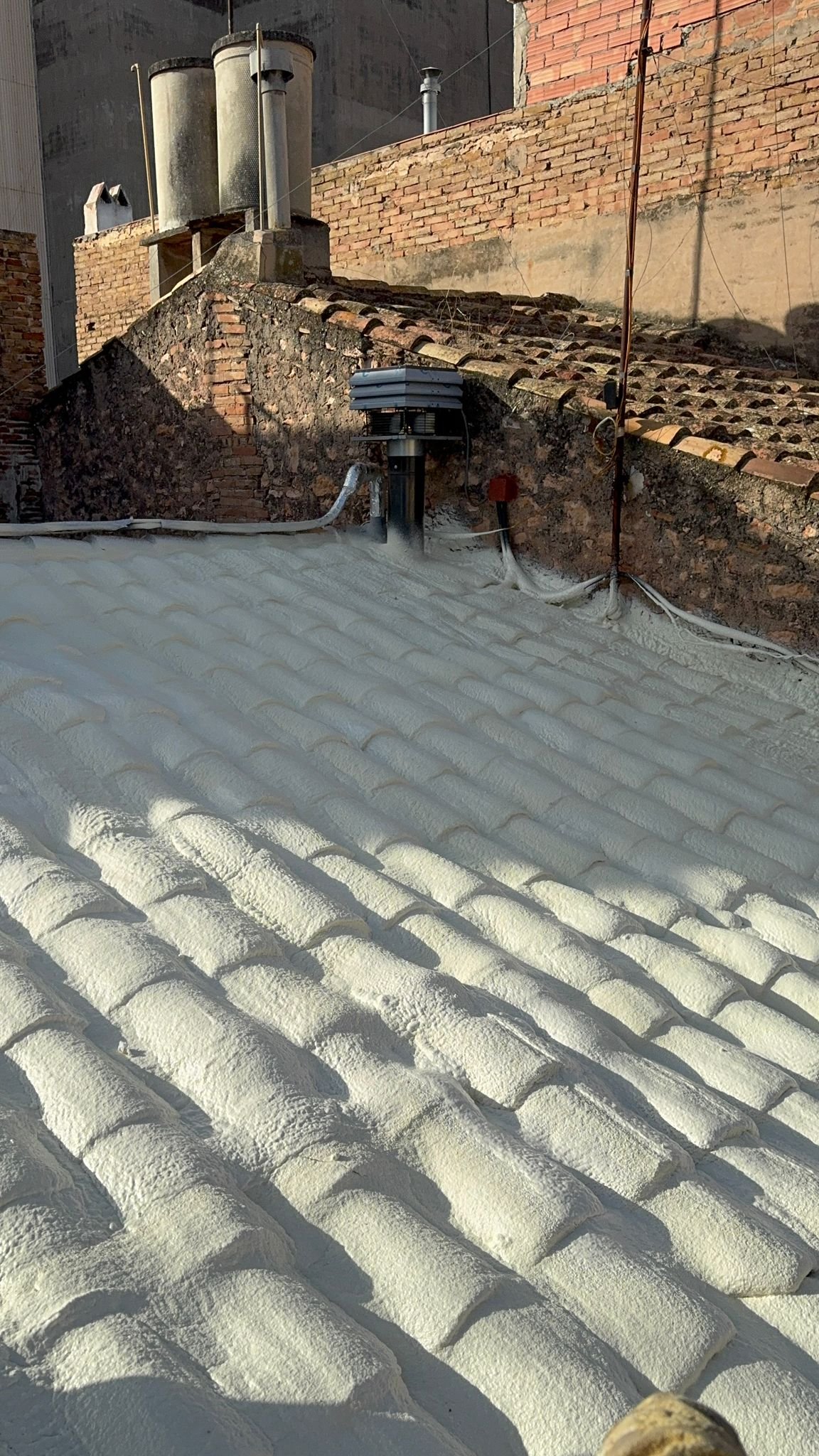 Foam insulation on a tiled roof (1)