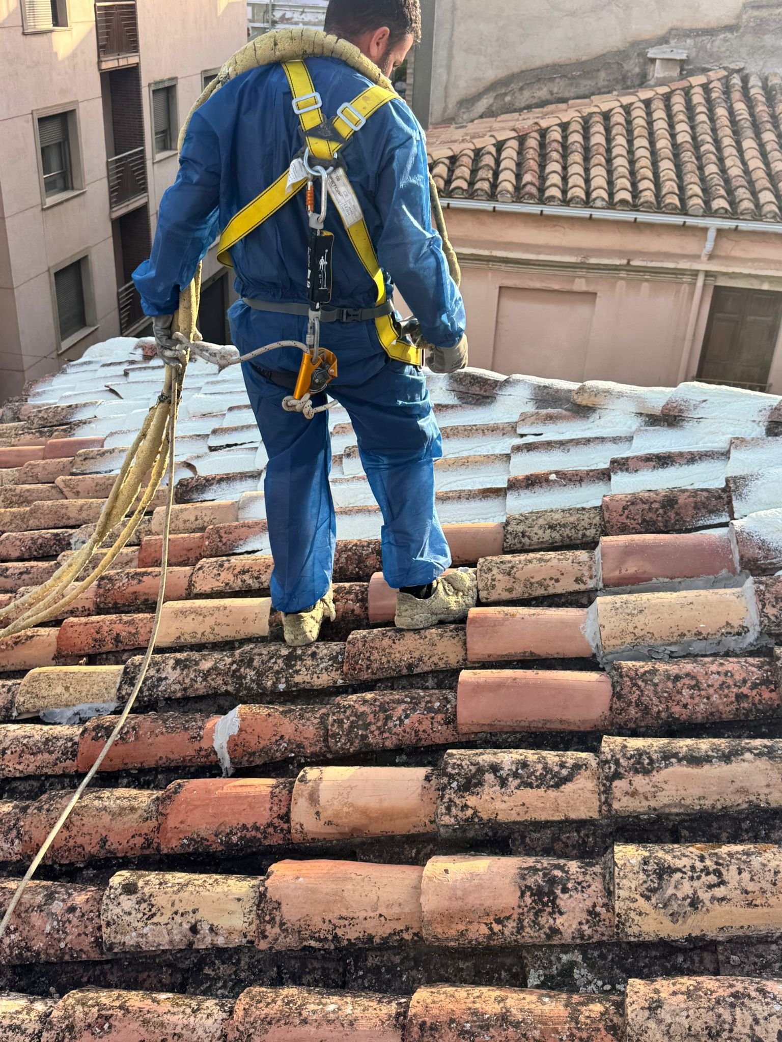 Foam insulation on a tiled roof (2)