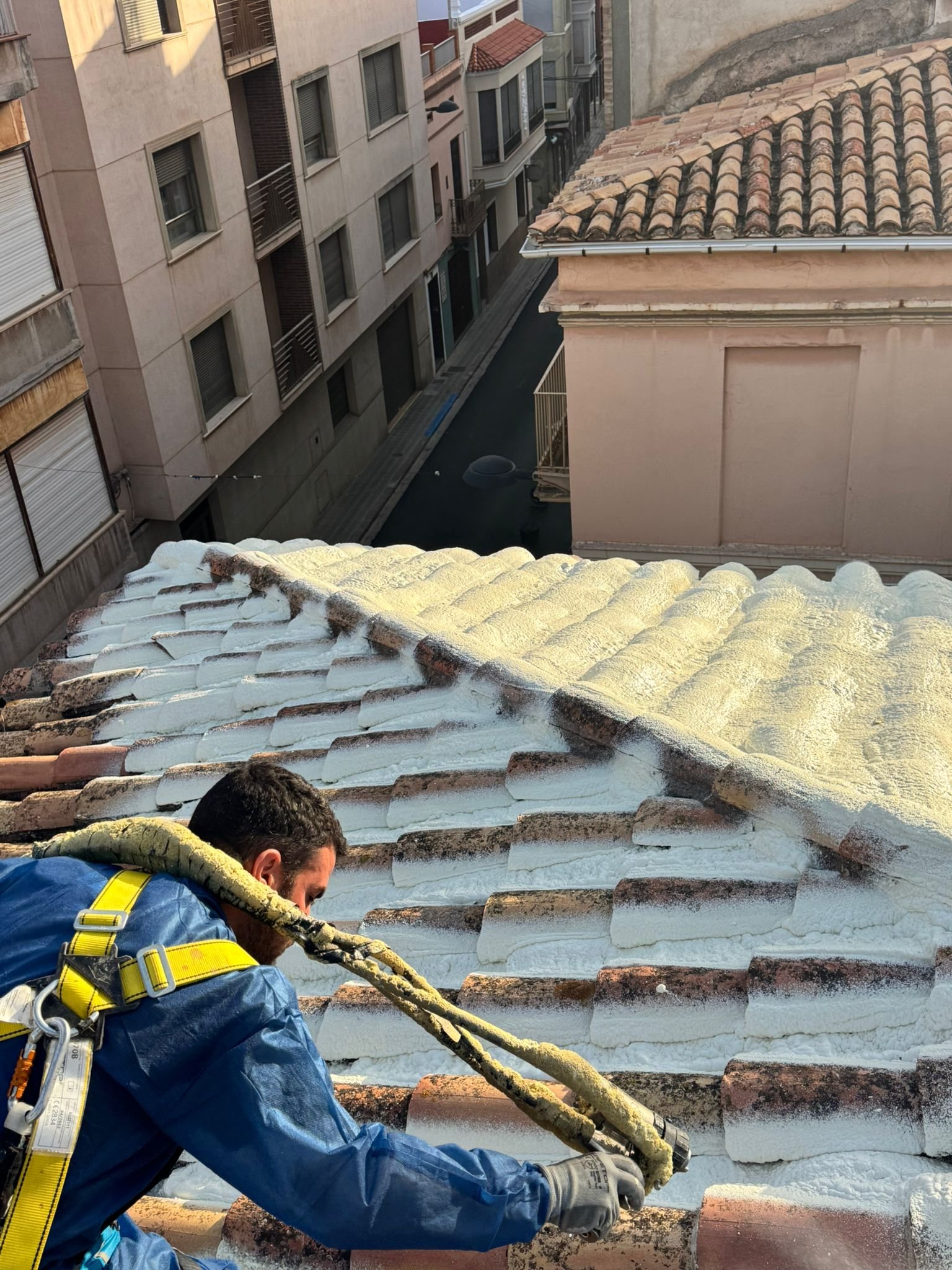 Foam insulation on a tiled roof (3)