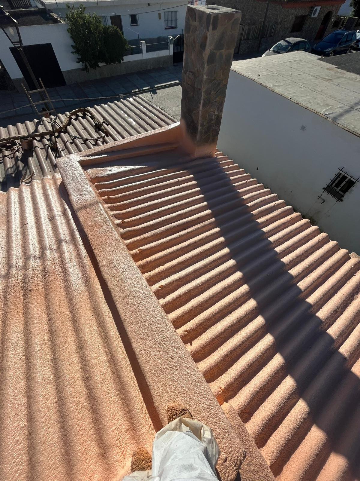 Espuma de poliuretano proyectada sobre un tejado irregular en Zaragoza