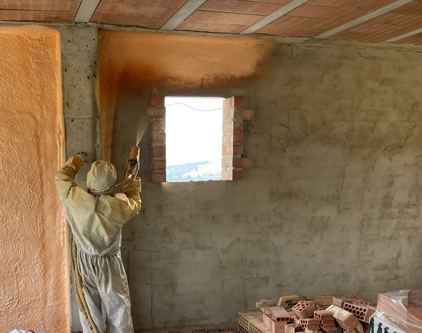 Proyección de espuma de poliuretano en una vivienda de Toledo