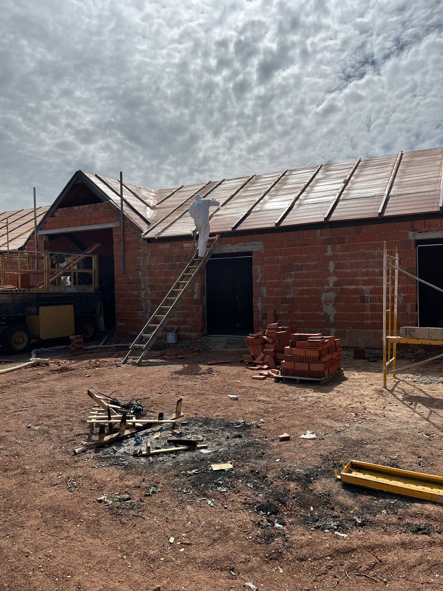 Aplicación de aislamiento en la cubierta de una vivienda en construcción